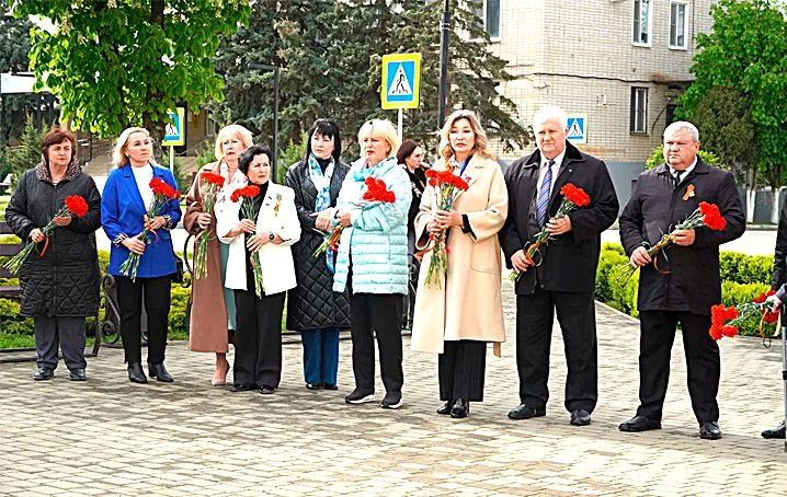 ВЕЛИКОЙ ПОБЕДЕ ПОСВЯЩАЕТСЯ   Активистки краевого отделения Союза женщин России приняли участие в мер