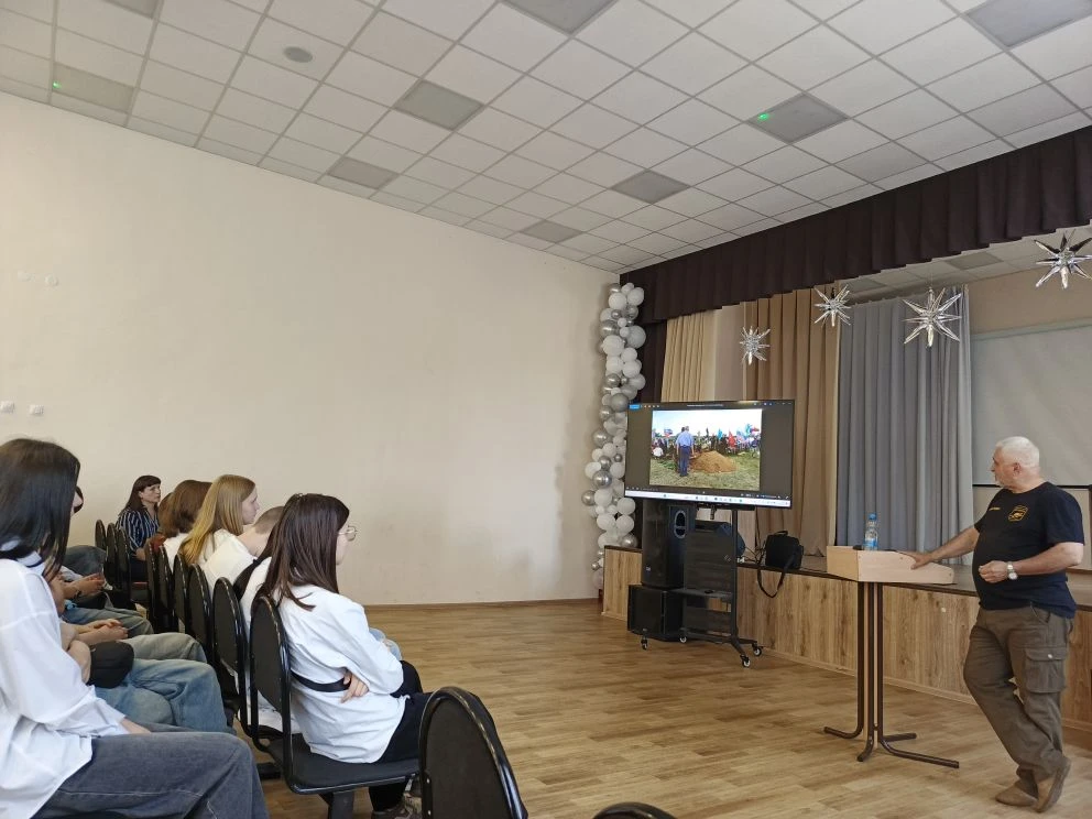 ⭐Связь поколений: Урок мужества 

Сегодня в стенах нашей школы прошло значимое событие — Урок мужест