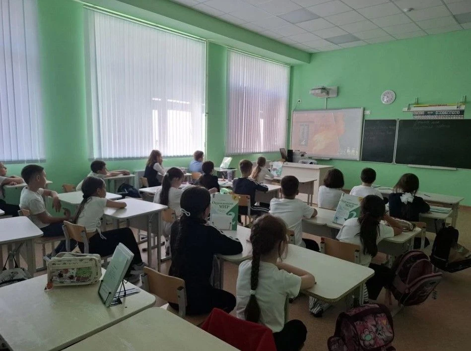 Минута молчания в память о героях  Сегодня в МОБУ ЦО "Знание" прошла минута молчания — трогательный 