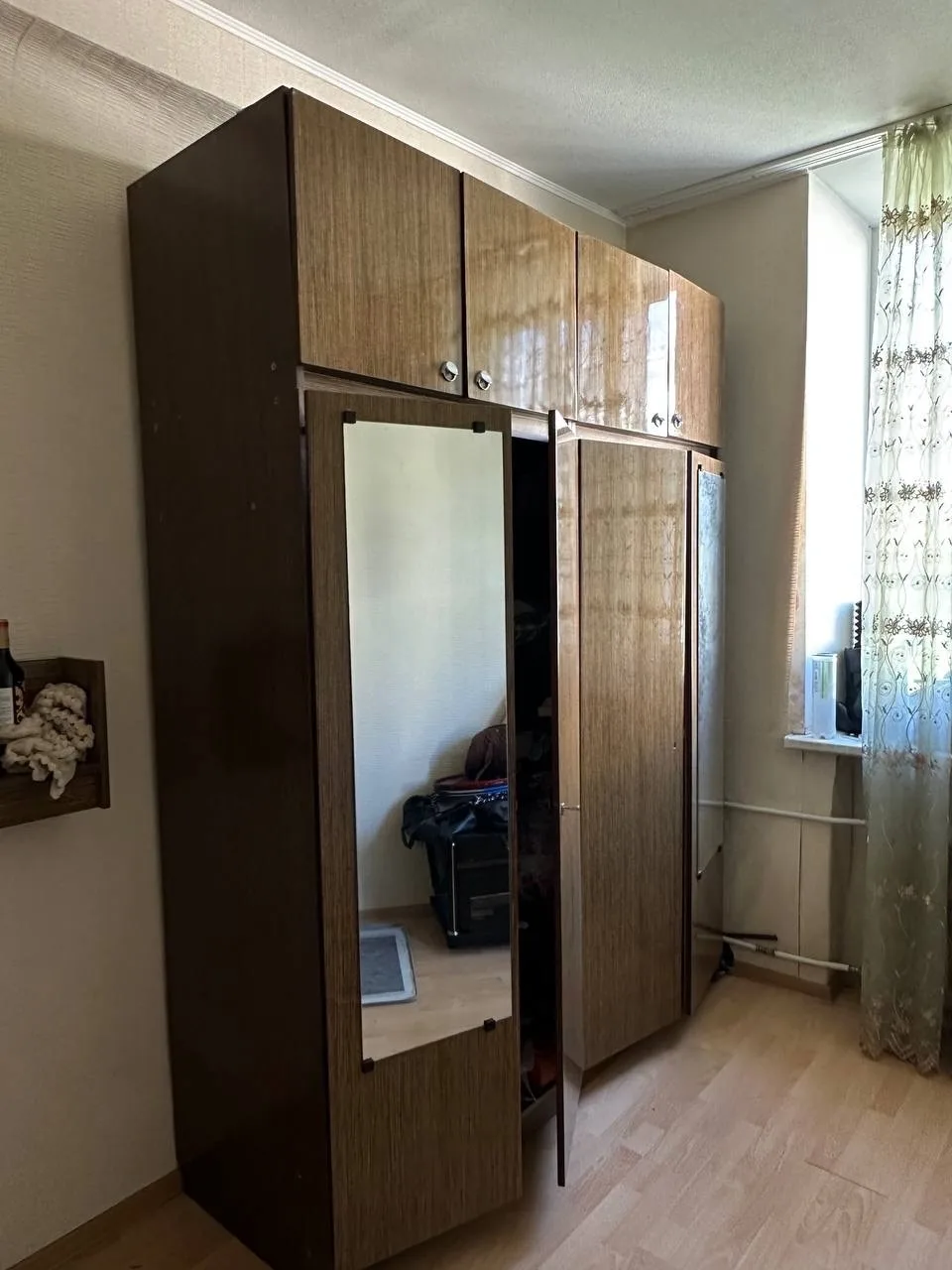 Нужно отнести шкаф на мусорку, можно сломать , центр ул Карла Маркса , 3 этаж , до мусо...