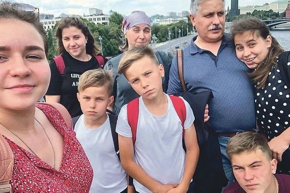 «Хотели максимум троих, но родили восемь»: семья новосибирского реаниматолога получила орден от Влад
