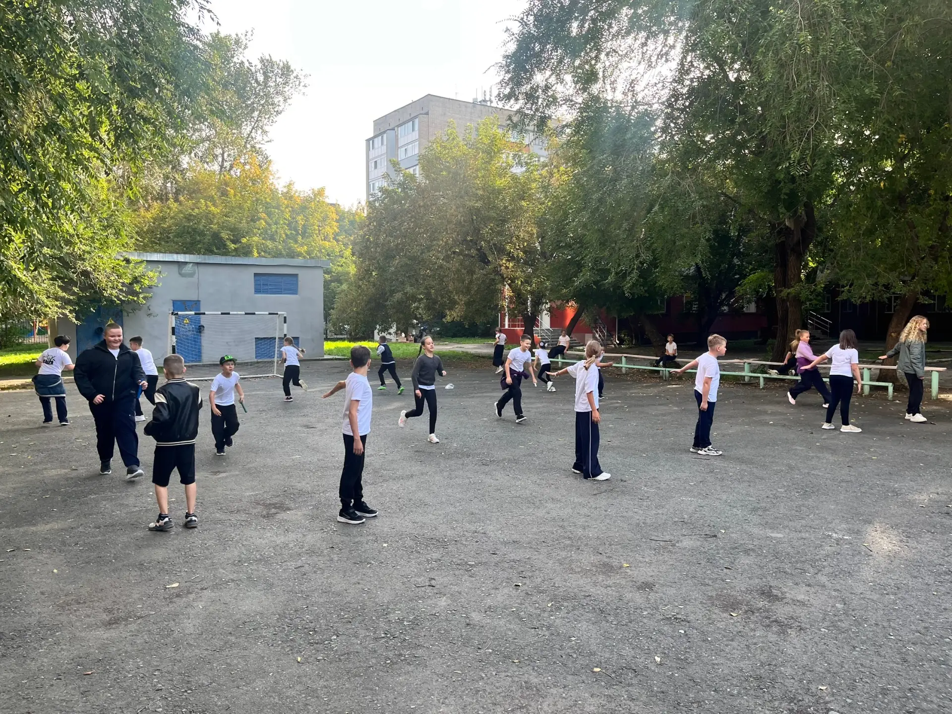 Урок физической культуры в 4 «А»:учимся командной работе на свежем воздухе.