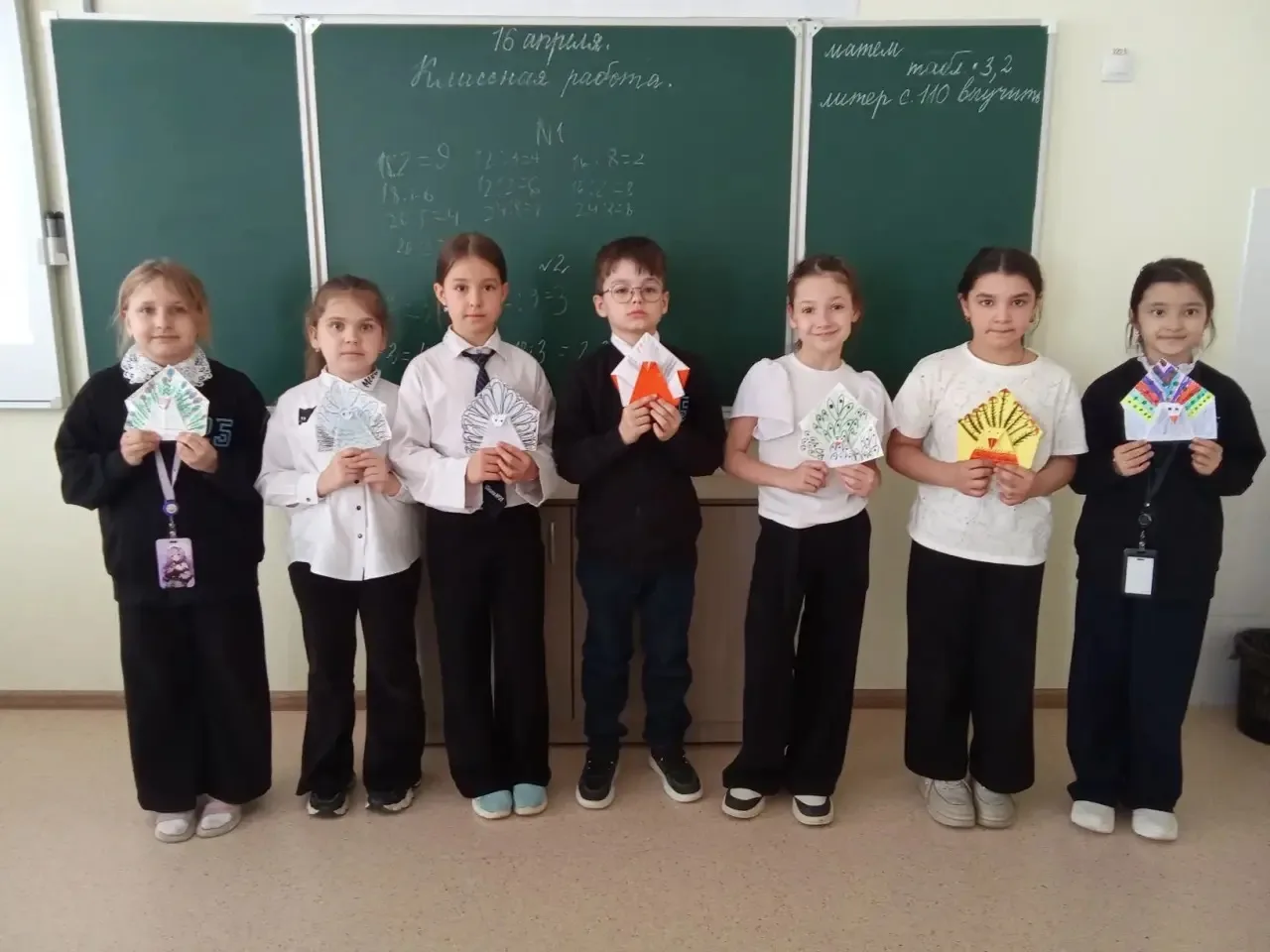 ✨ Яркие крылья Дня птиц! ✨  Ученики 2 «Г» класса на уроке труда создали своих собственных павлинов —