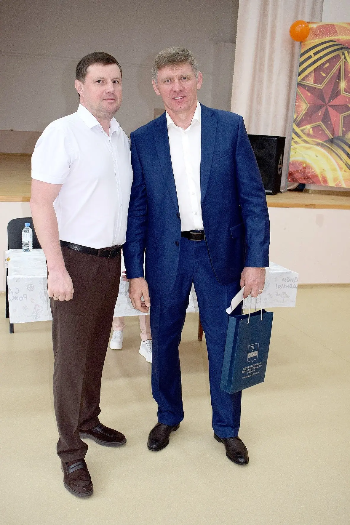 Чтит родителей и уважает земляков
⁣
      В минувший четверг главой Остро-Каменского сельского посел