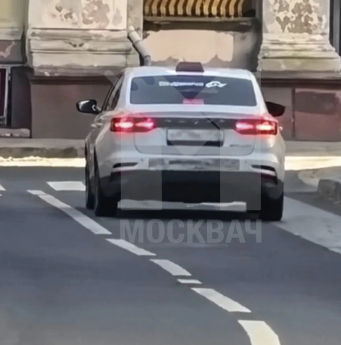 Таксист наехал москвичке на ногу и больше минуты не хотел отъезжать