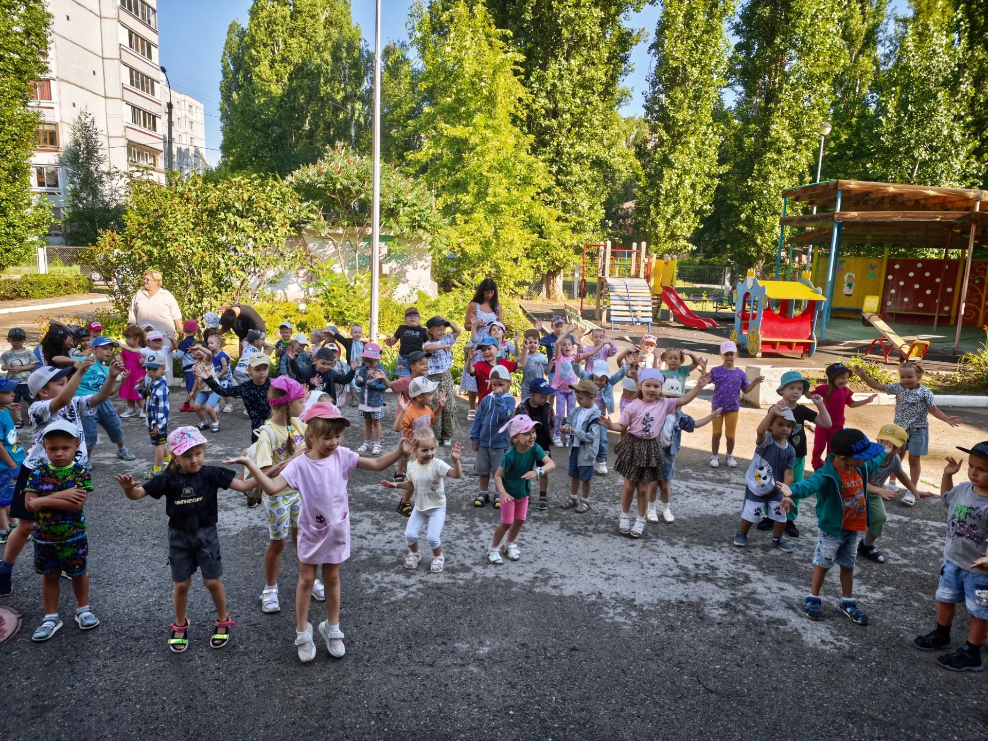 Утро начинается с зарядки!
Каждое утро в нашем детском саду начинается с зарядки, которая позволяет 