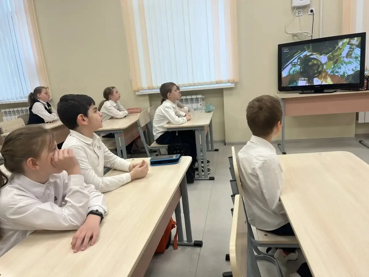 Каждый понедельник в МАОУ «Школа №70» проходит уже традиционная торжественная Церемония поднятия  Го