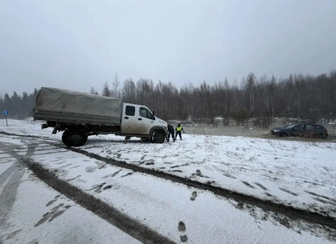 🚔 В Югре полицейские помогли водителю, съехавшему в кювет во время аномальной погоды  В Нефтеюганско