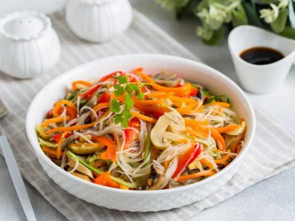 🥢 Фунчоза с грибами и овощами по-корейски.  Ингредиенты:   • Фунчоза – 50 г  • Болгарский перец – 1 