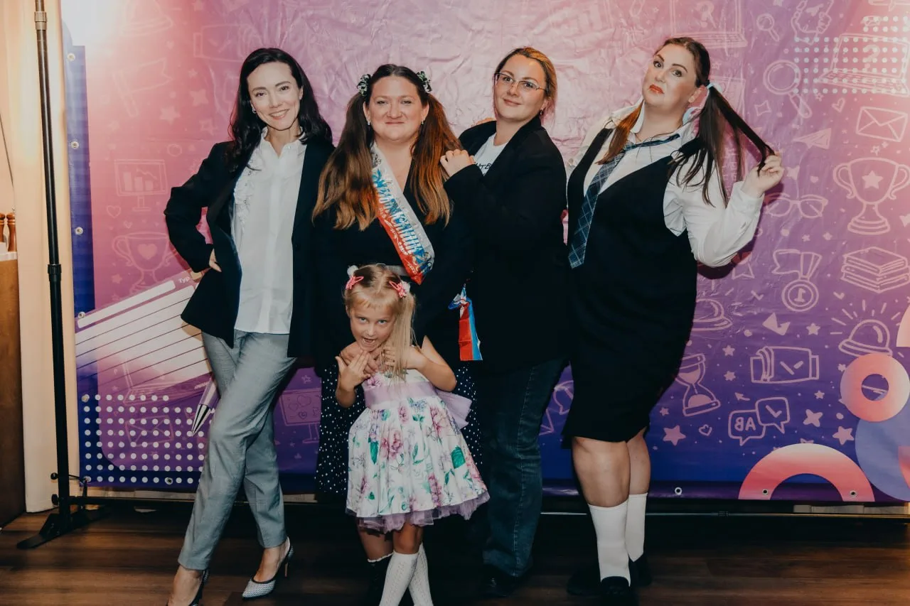 😍На фото – победители конкурса костюмов на вчерашней Мозгобойне: команды «Жгучие бровк...