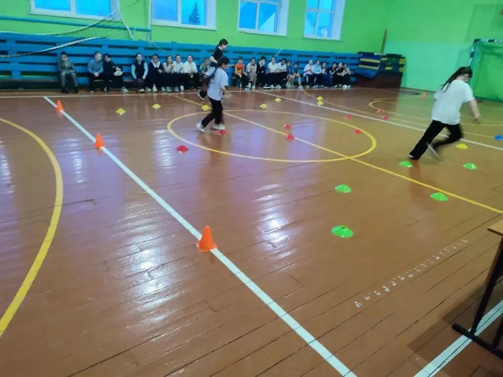 🎉 В нашей начальной школе для учащихся 2, 3 и 4 классов прошли веселые старты, посвященные Дню защит