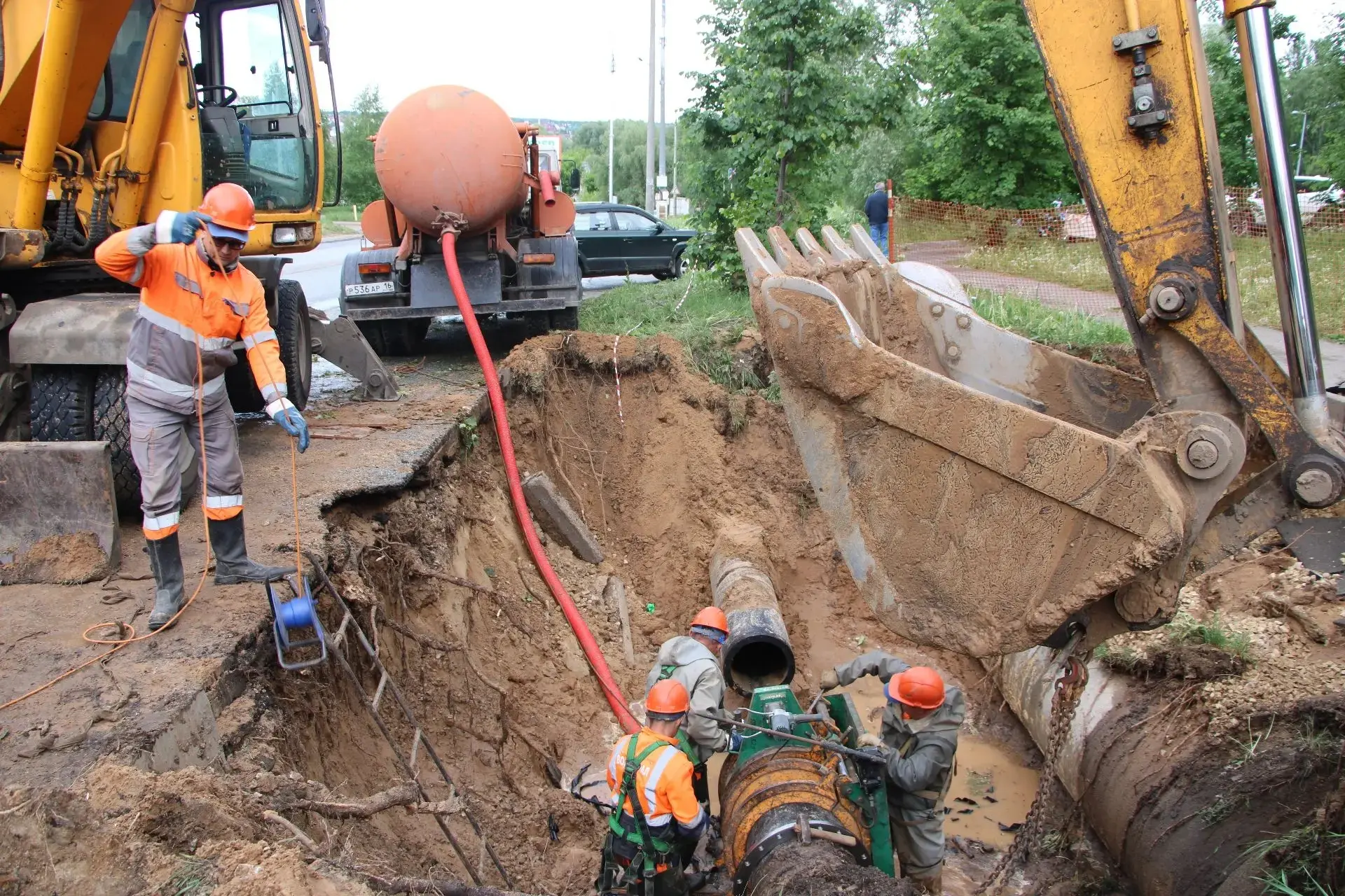 👷‍♂️Выполняем аварийно-восстановительные работы на водопроводе 1994 года постройки на улице Ноксинск