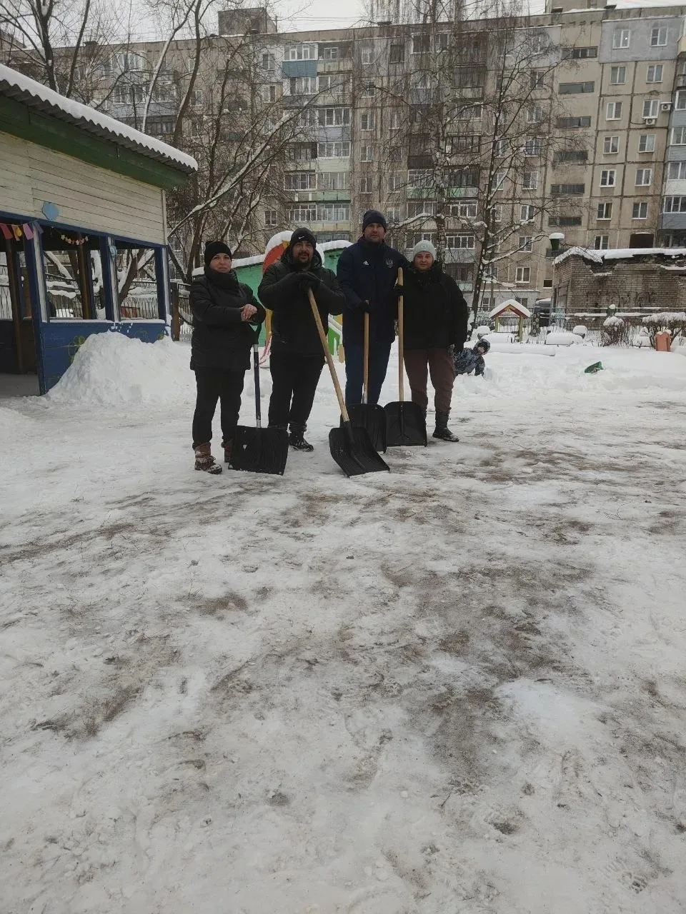В нашем образовательном комплексе сейчас кипит работа по борьбе со снегом. Мы активно расчищаем терр