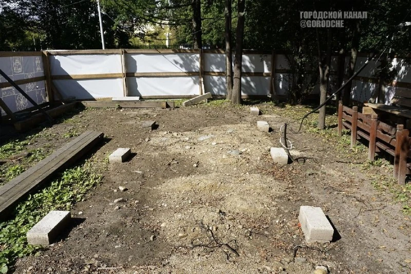 В Комсомольском парке начали восстанавливать беседку, которая рухнула из-за снега прошл...