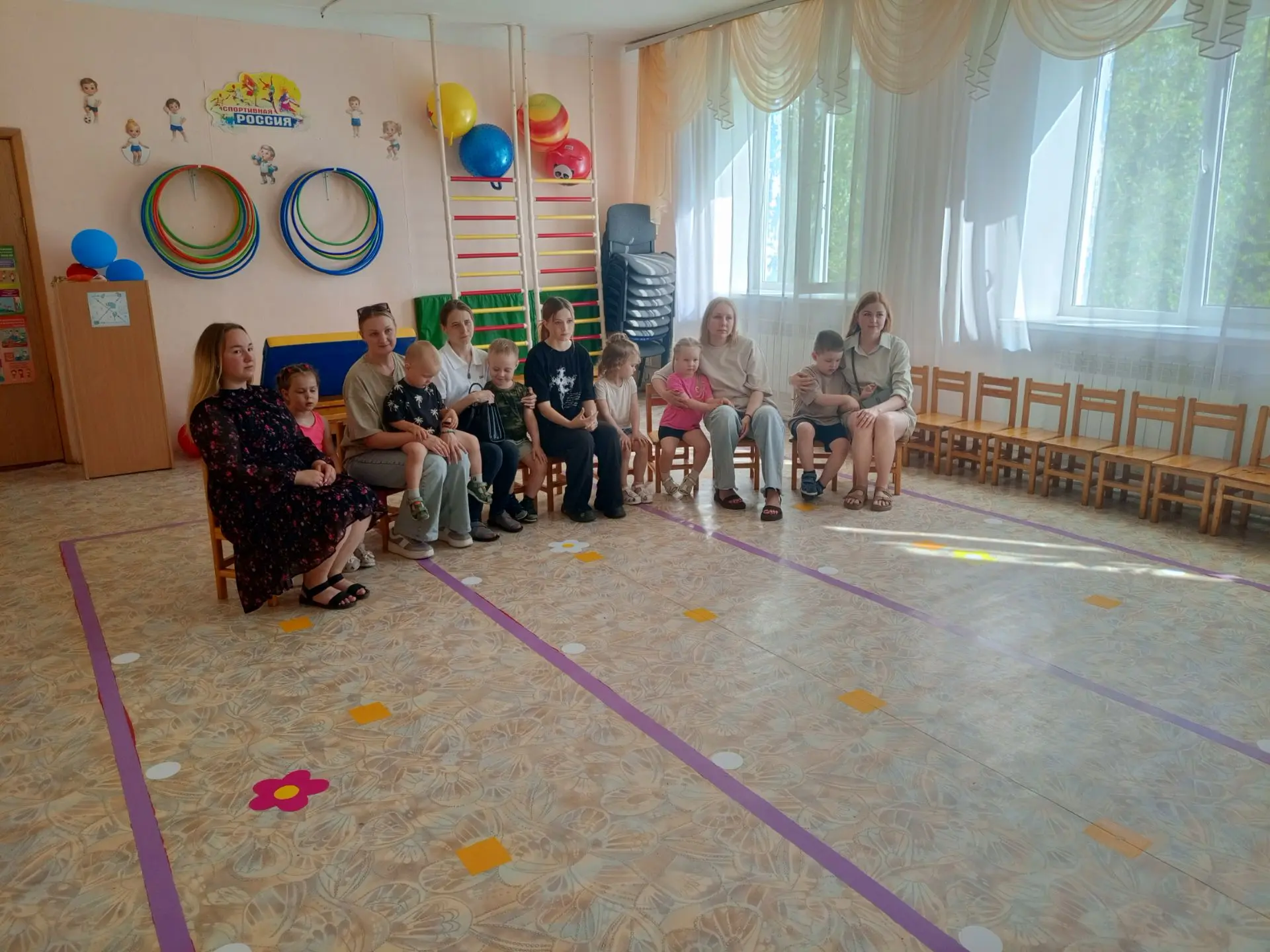 В младших группах ярко и весело отметили праздник "День Семьи, Любви и Верности!" Родит...