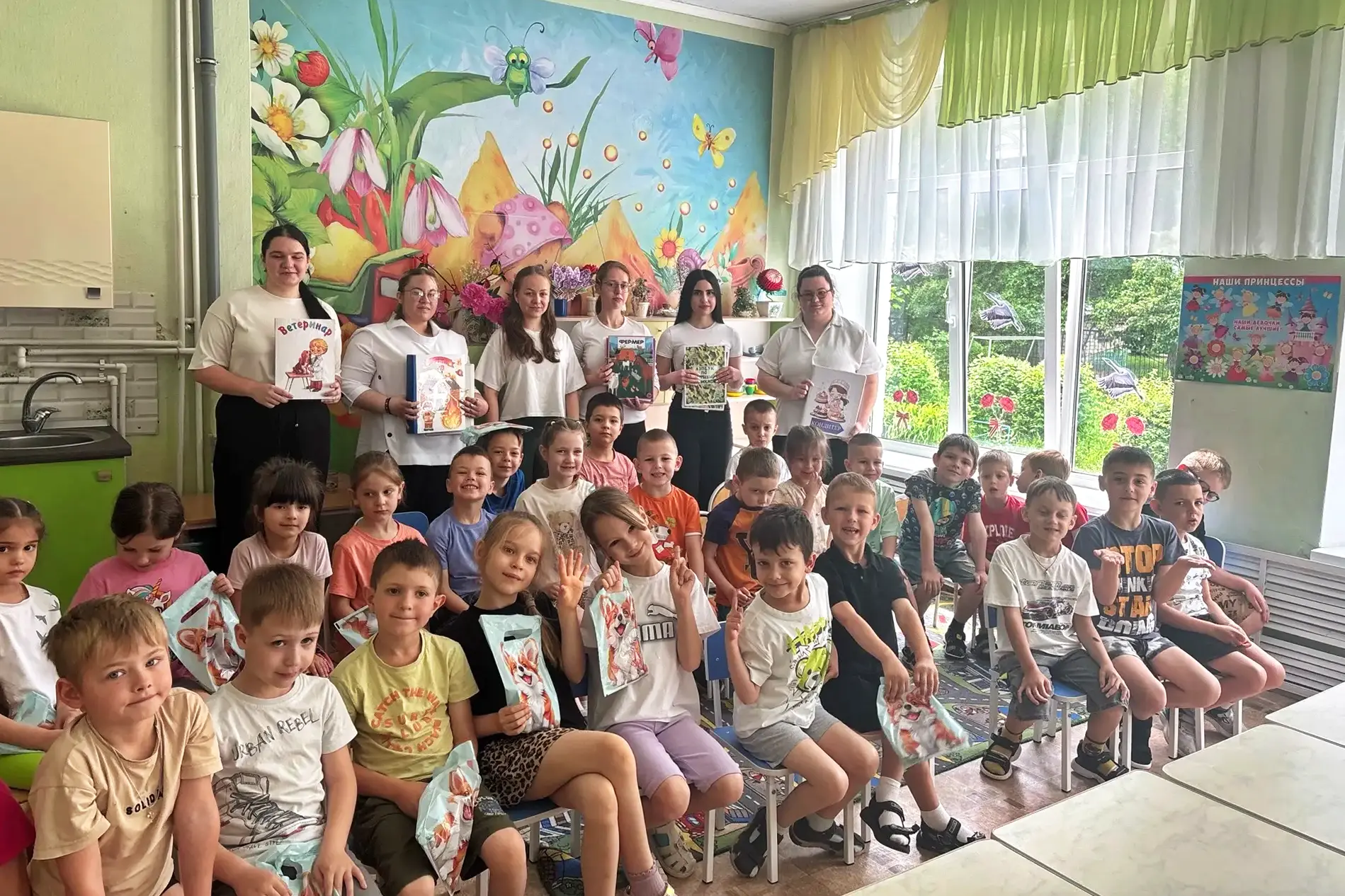 Волшебный мир детства в МБДОУ №10!  Студенты колледжа НГГТИ организовали для воспитанников детского 