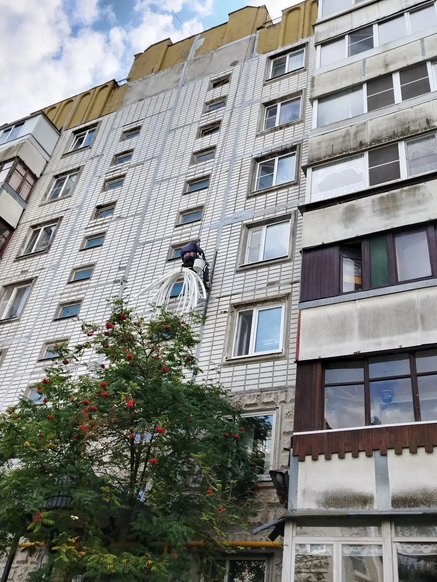 ул. Офицерская, д. 8 - ремонт и герметизация межпанельных швов.