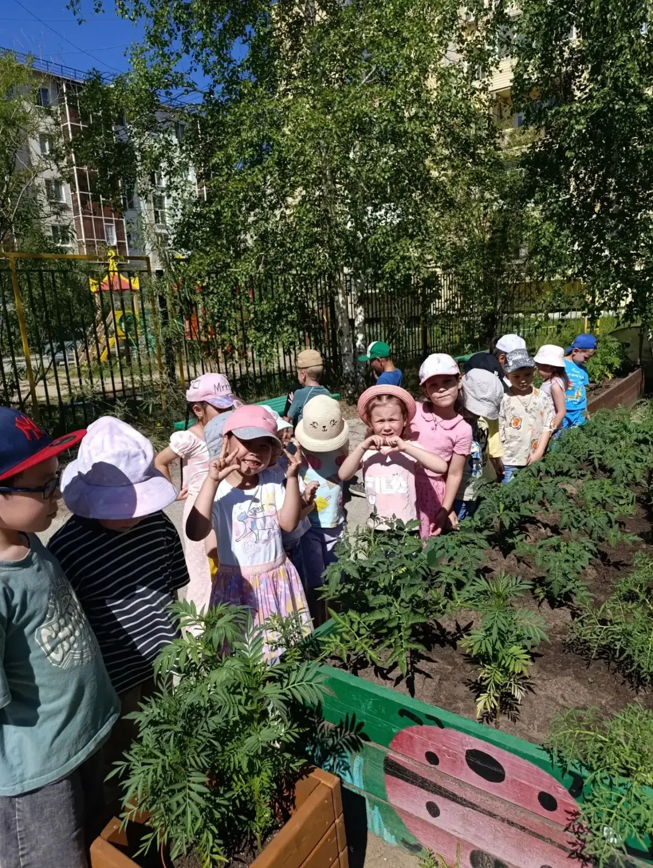 Летит по небу самолёт,
А летчик песенку поет.
Мы грустно вслед ему глядим: 
«Эх, полететь бы вместе 