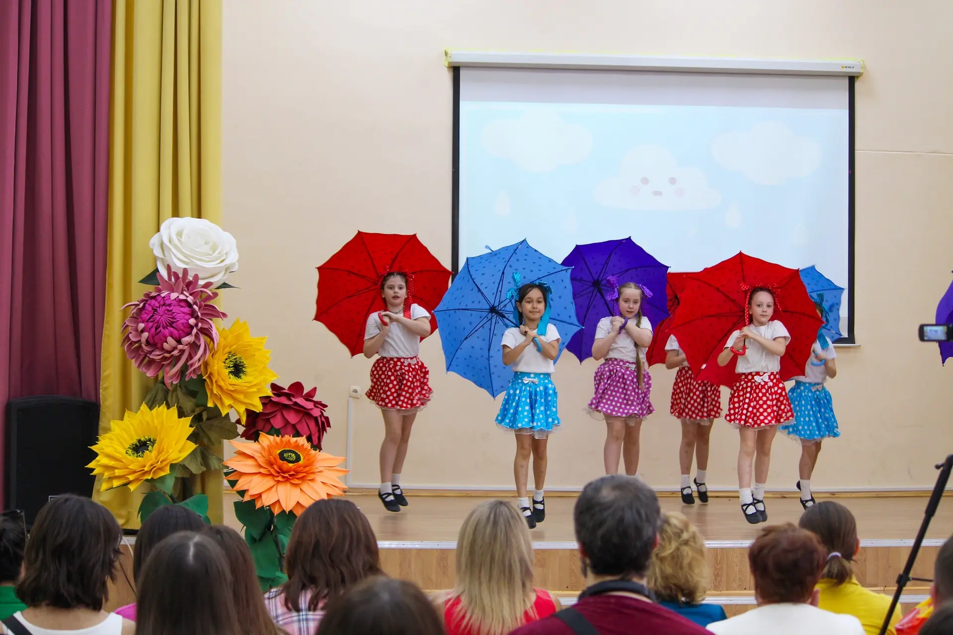ЕЖЕГОДНЫЙ ПРАЗДНИК ТАНЦА 💃✨  В нашей школе состоялся ежегодный отчётный концерт танцевального кружка