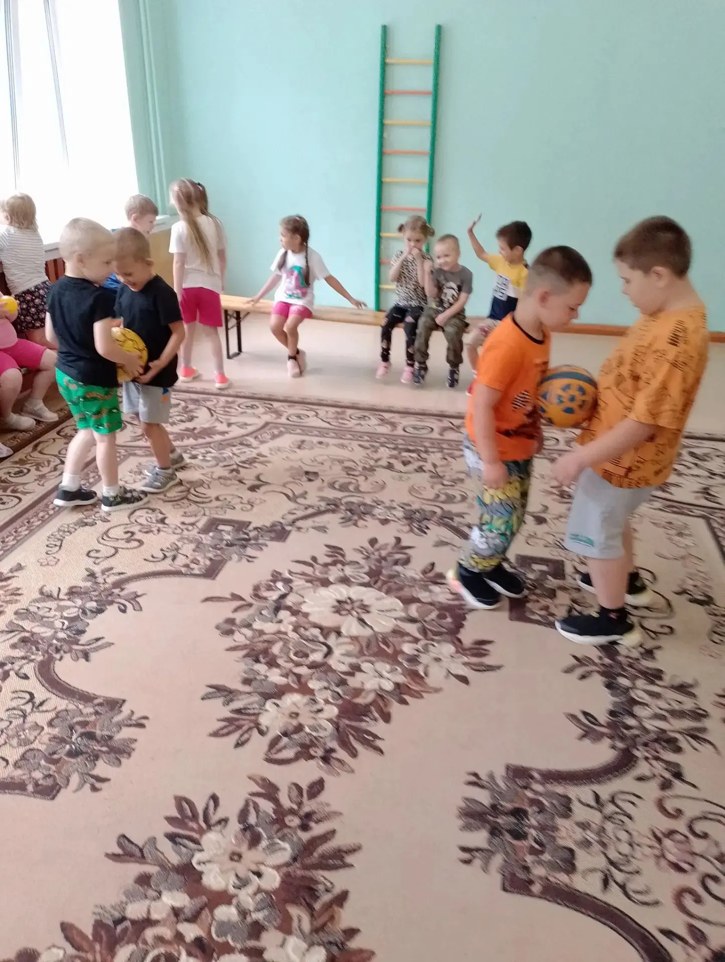 Мяч🏀 одна из первых и любимых игрушек каждого ребенка в детстве. 
Сегодня  27 июля отмечается " Ден
