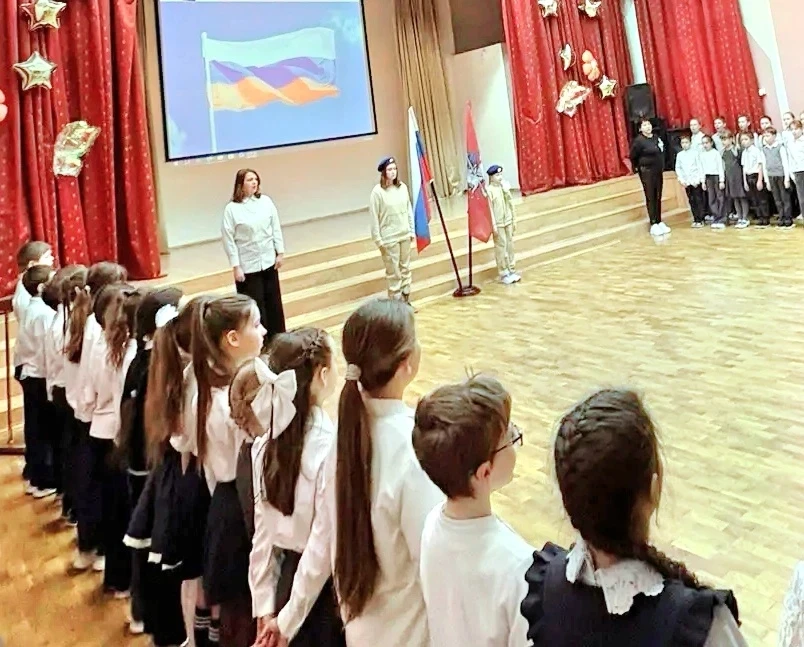 🇷🇺 Утро понедельника традиционно началось с выноса флага и исполнения гимна!  🎭 Сегодня в школе сост