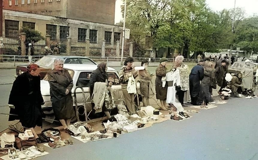 Торговля напротив Центрального рынка в 1995 году ⚡️