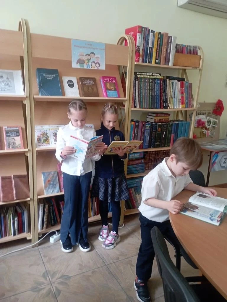 СЕМЬЯ – ЭТО ЦЕЛЫЙ МИР! ВЫСТАВКА КНИГ К МЕЖДУНАРОДНОМУ ДНЮ СЕМЬИ 15 МАЯ 📚❤️ 📚📚📚 В библиотеке нашего л