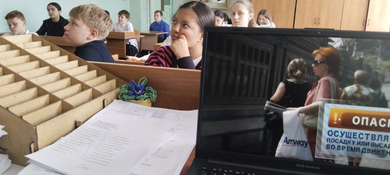 Учащиеся школы приняли участие в социально--значимую профилактической акции "Уступи дорогу поездам!"