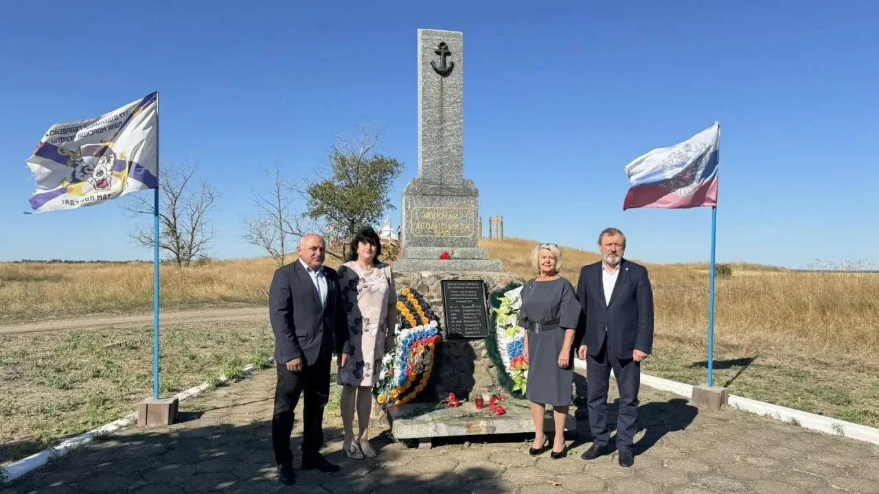 В Мангуше прошло возложение к памятнику на высоте