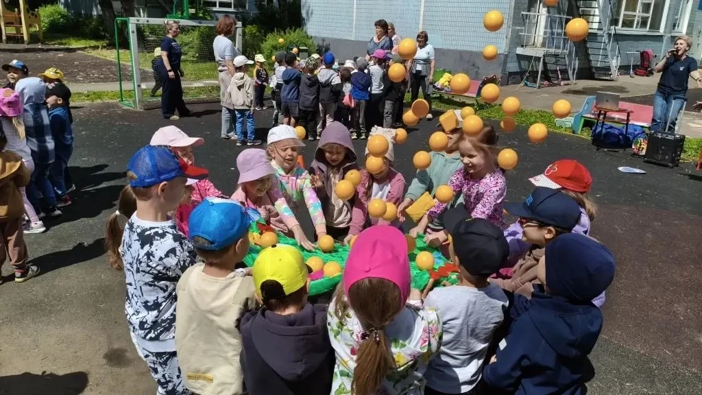🫧Лето — время самых весёлых забав и настоящих чудес!

👧🏼Наши малыши превратили прогулку в настоящ