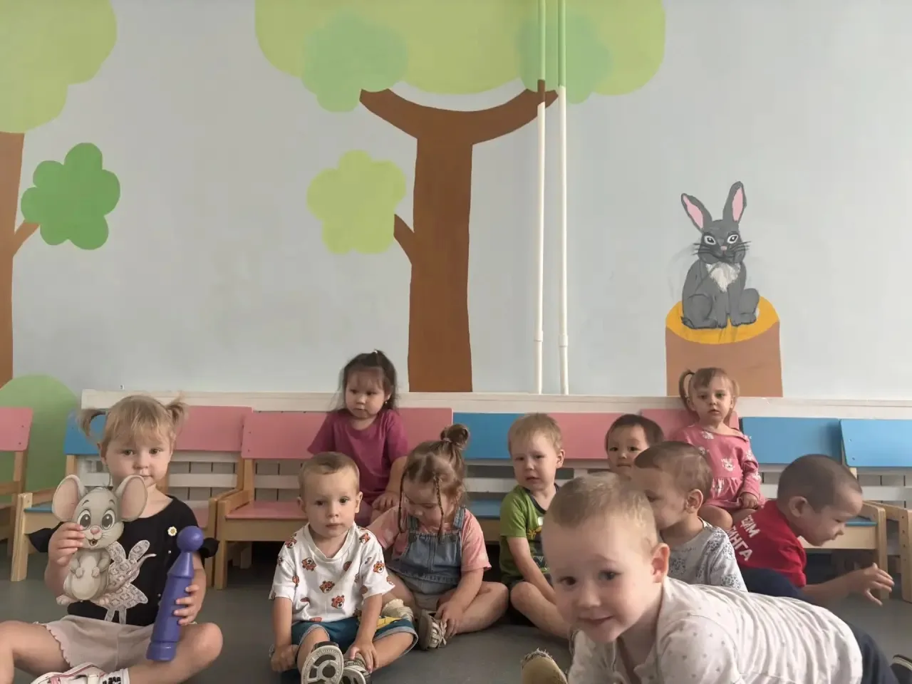 🐭 Сегодня в нашей группе побывала необычная гостья — серая мышка!

Ребята с большим интересом встре