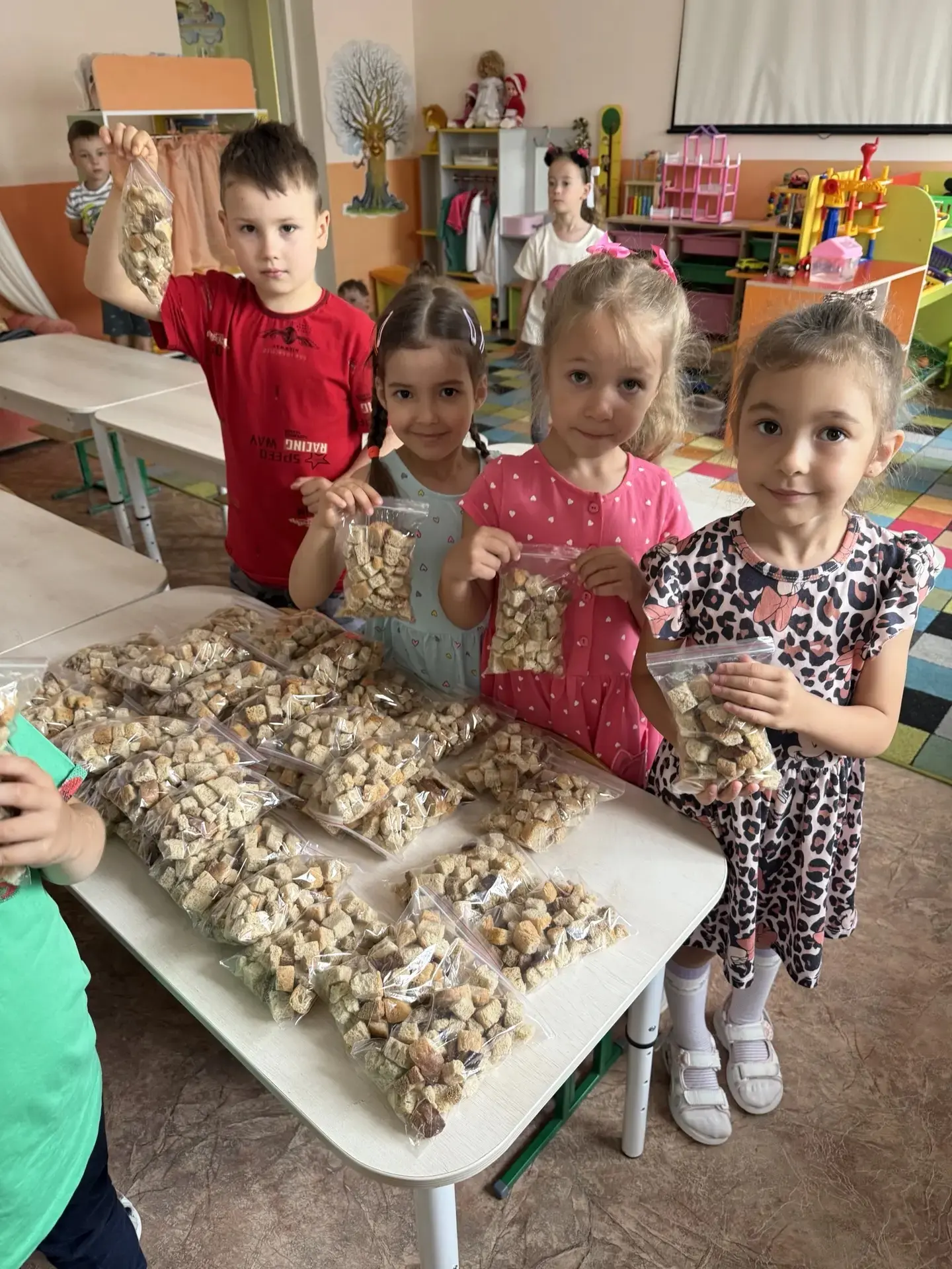 Сегодня в нашем детском саду заготовили сухари для бойцов СВО.
Акцию «Хлеб Победы» поддержали юные в