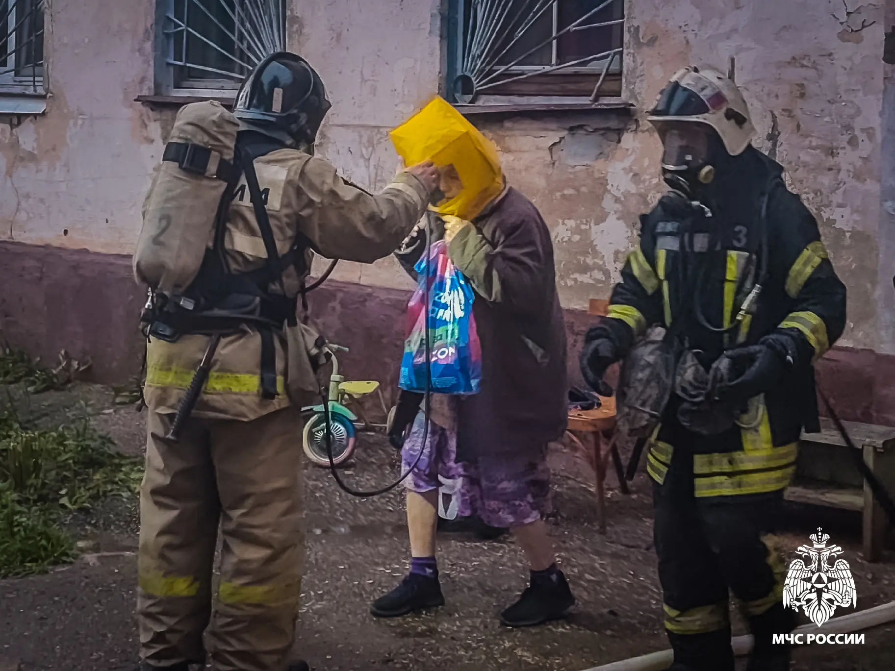⚡Сейчас в областном центре на улице Лавочкина сотрудники МЧС России ликвидируют пожар в квартире на 