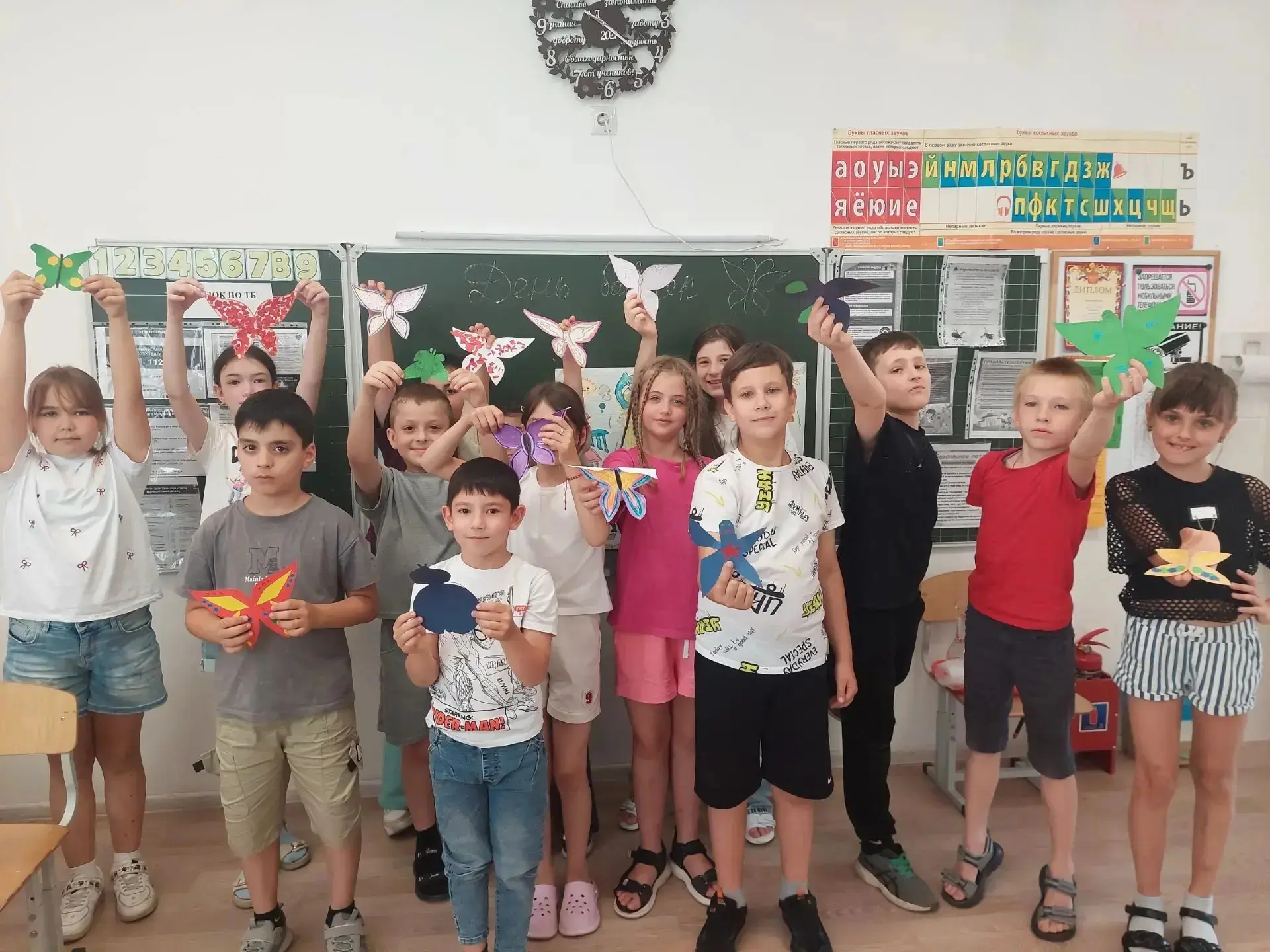 В ПРИШКОЛЬНОМ ЛАГЕРЕ «ФОТОН» ПРОШЁЛ «ДЕНЬ БАБОЧКИ» 🦋

Лето в школьном лагере – это всегда время уди