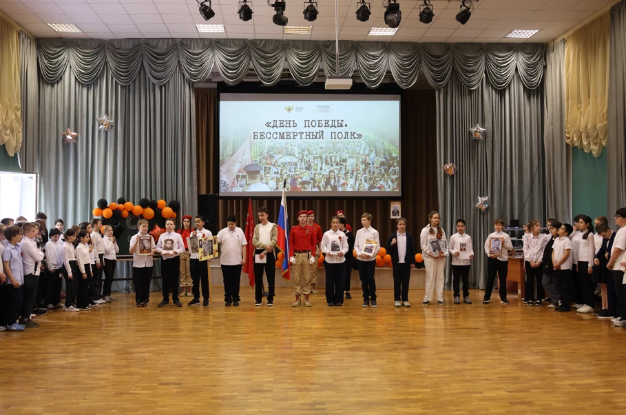 Акция "Бессмертный полк" прошла во всех корпусах нашей школы 8 мая.  Ребята пришли на линейки с порт