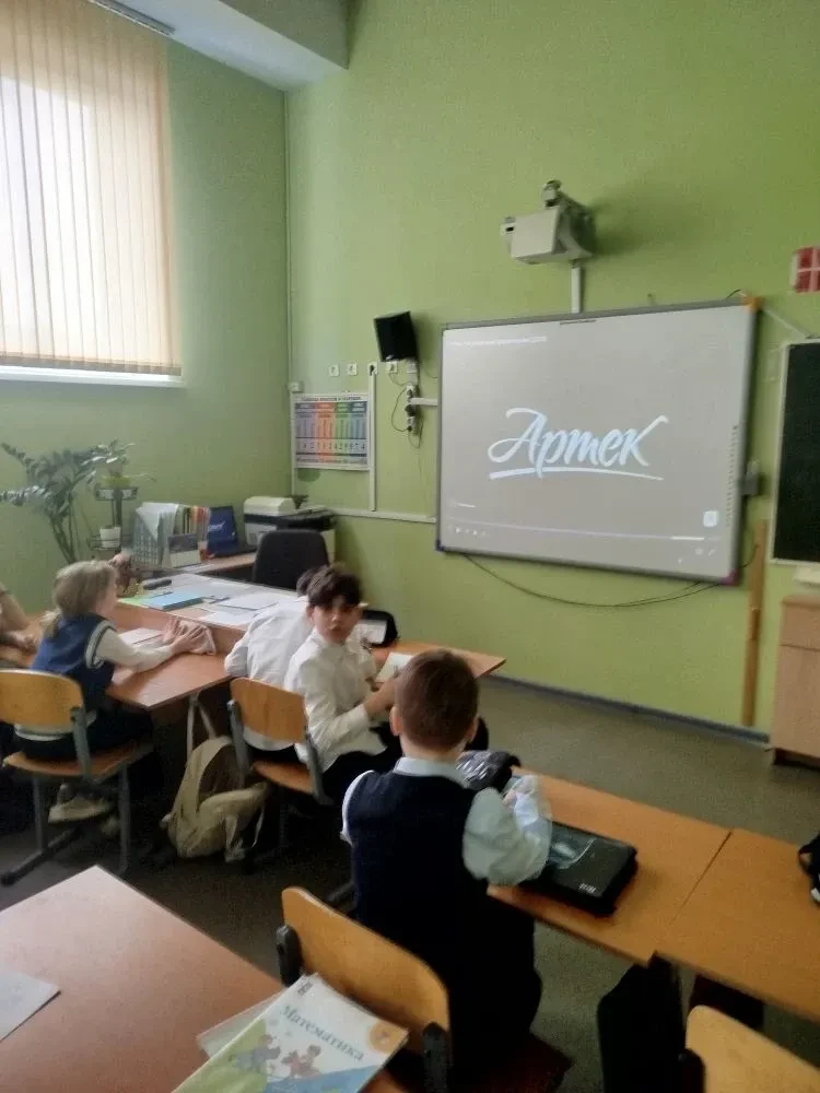 В преддверии Дня космонавтики ученики начальной школы погрузились в мир приключений, посмотрев худож