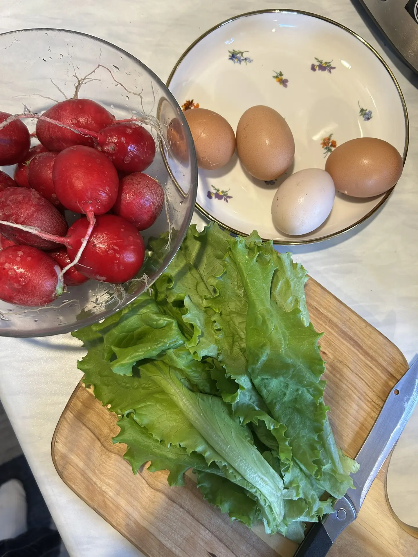 Как хорошо ДОМА 🏡🧡

Салат из домашних продуктов, чай из своих трав - мы дома 🫶