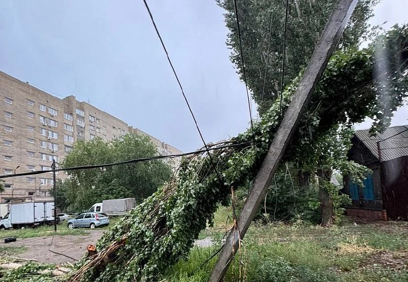 ⚡️В Энгельсе рухнувший тополь оборвал провода

Во время непогоды в городе Энгельсе Саратовской облас