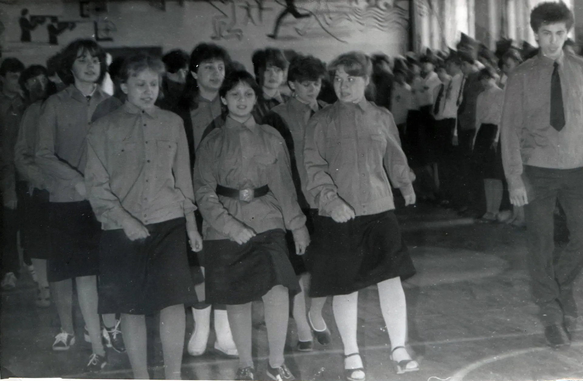 НАВСТРЕЧУ ЮБИЛЕЮ  Листая книги приказов  1971 г. состав знаменной группы: Голиков М., Бушкова Н., Ка