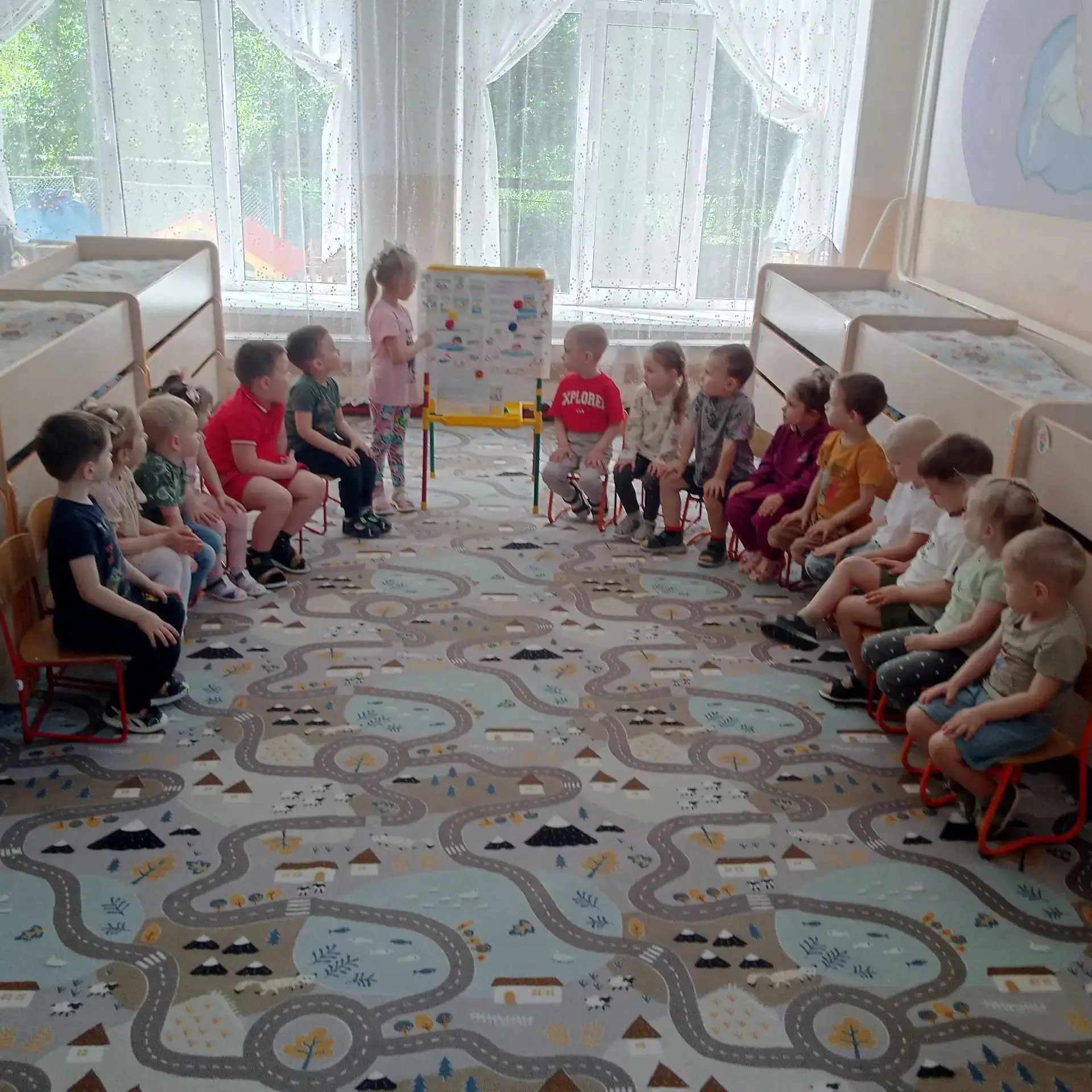 В младшей группе "Цыпленок" прошла беседа  по безопасности летом на водных объектах. Ребята совместн