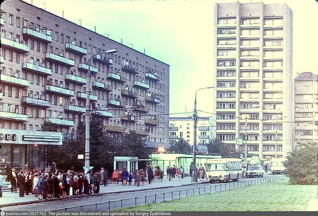 Наземный вестибюль станции метро в новом районе 1978