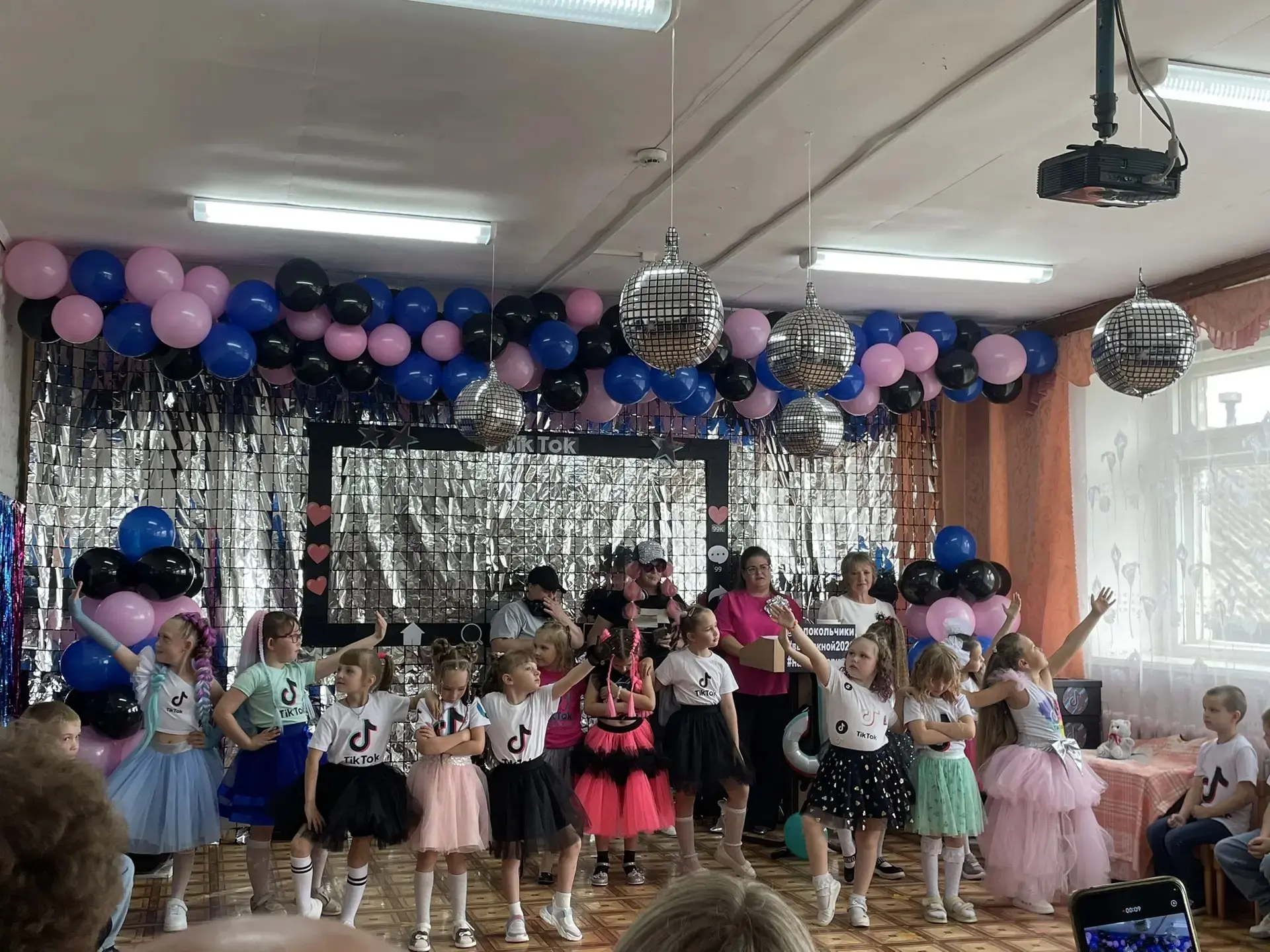 «TikTok - выпускной: танцы, улыбки и миллион лайков!»