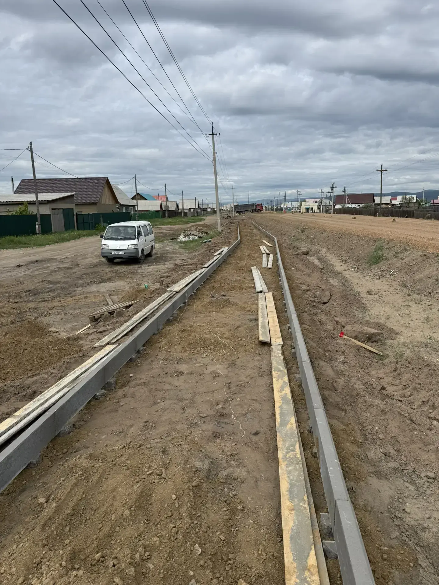 В поселке Исток на улице Снежная приступили к обустройству тротуаров