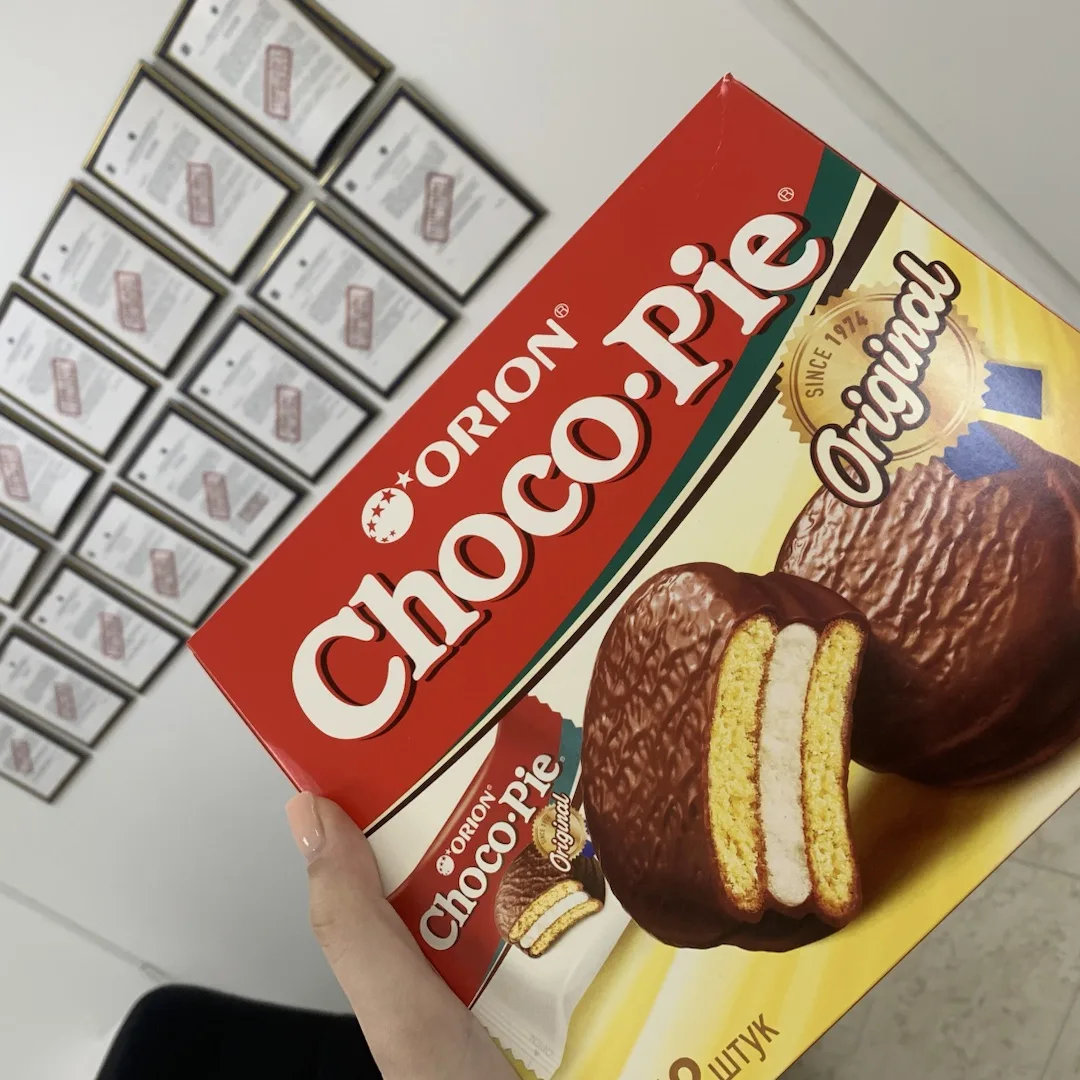Сегодня я зашла к ребятам в офис, а там на столе стоит торт😍

Сразу спросила: у кого день рождения?