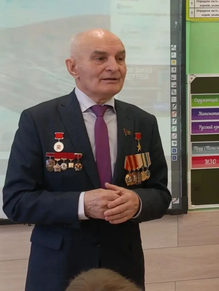 Урок мужества в 4 «Е» классе: История БАМа, которая тронула сердца 🇷🇺❤️  К нам приехал Вячеслав Иван