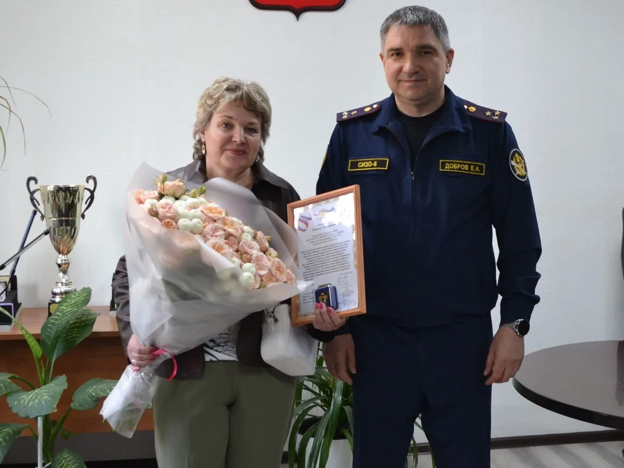 Сотрудники СИЗО-6 ГУФСИН поздравили ветерана УИС с юбилеем