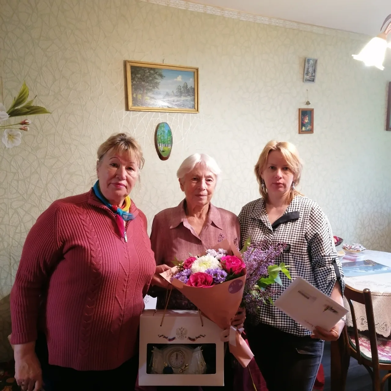 ✨ Сегодня особенный день: управа района Люблино поздравила с 95‑летием Прошину Валентин...