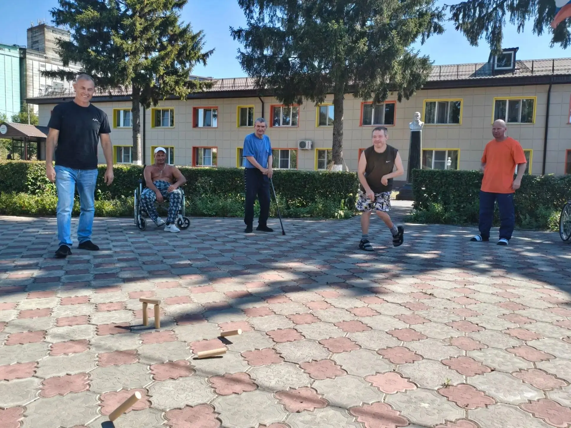 🥇В нашем доме прошло мероприятие — спортивная игра «Городки»!