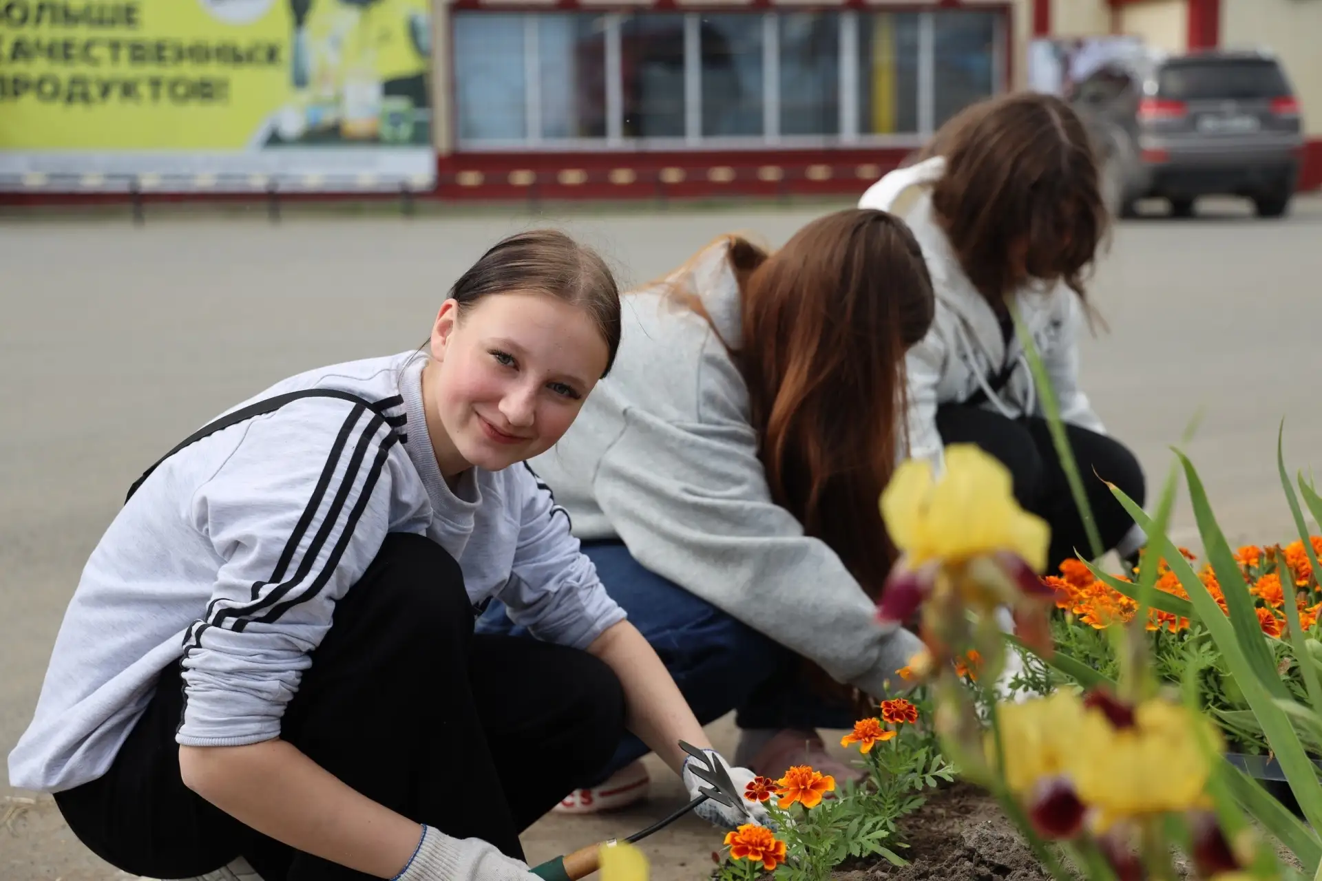 Отряды Главы благоустраивают территорию населенных пунктов Тюменского округа 🌱
 
❤ Ребята из села Ч