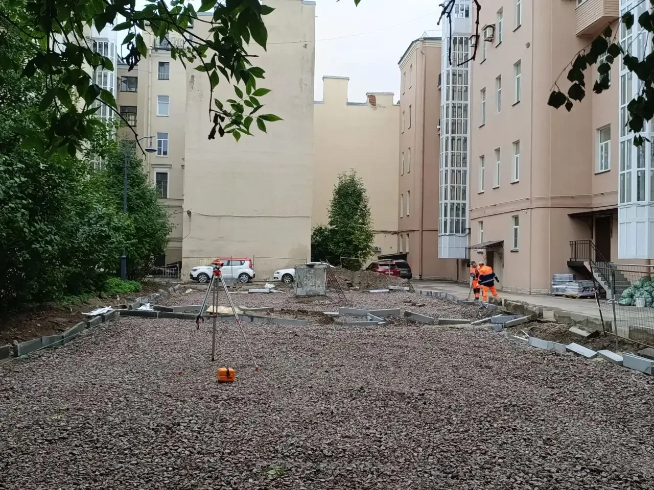 🏡 На Можайской 3-5 работы по благоустройству продолжаются